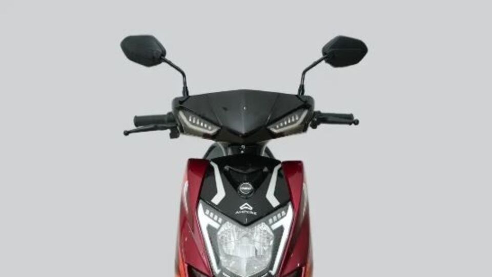 <p>ఈ యాంపియర్​ రియో 80 ఎలక్ట్రిక్​ స్కూటర్​లో ఎల్​ఎఫ్​పీ బ్యాటరీ ఉంటుంది. దీనిని ఒక్కసారి ఛార్జ్​ చేస్తే 80 కి.మీ వరకు రేంజ్​ని ఇస్తుందని సంస్థ చెబుతోంది. అందుకే ఇది సిటీ డ్రైవ్​కి బెస్ట్​ అని అంటున్నారు.</p>