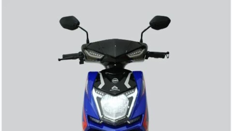 <p>ఈ యాంపియర్​ రియో 80 ఈ ఏడాది ఏప్రిల్​లో లాంచ్​ అయ్యింది. ఇదొక లో-స్పీడ్​ ఎలక్ట్రిక్​ స్కూటర్​. దీని టాప్​ స్పీడ్​ 25 కేఎంపీహెచ్​. అందుకే, రూల్స్​ ప్రకారం దీనికి లైసెన్స్​ అవసరం లేదు.</p>