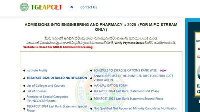 <div><p>రాష్ట్రంలోని ఇంజినీరింగ్ కాలేజీల్లో సీట్ల కేటాయింపు కోసం ఈఏపీసెట్ కౌన్సెలింగ్ కౌన్సెలింగ్ ప్రక్రియ కొనసాగుతోంది. ఫస్ట్ ఫేజ్ కు సంబంధించిన రిజిస్ట్రేషన్లు, వెబ్ ఆప్షన్ల ప్రక్రియ పూర్తి అయిన సంగతి తెలిసిందే.</p></div> <div><p>రాష్ట్రంలోని ఇంజినీరింగ్ కాలేజీల్లో సీట్ల కేటాయింపు కోసం ఈఏపీసెట్ కౌన్సెలింగ్ కౌన్సెలింగ్ ప్రక్రియ కొనసాగుతోంది. ఫస్ట్ ఫేజ్ కు సంబంధించిన రిజిస్ట్రేషన్లు, వెబ్ ఆప్షన్ల ప్రక్రియ పూర్తి అయిన సంగతి తెలిసిందే.</p></div>
