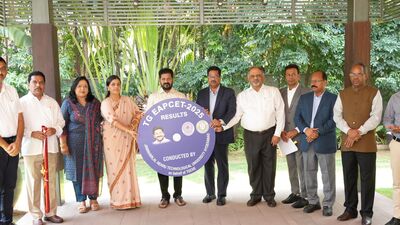 <p>జూలై 18వ తేదీన ఫస్ట్ ఫేజ్ కు సంబంధించి సీట్లు పొందిన విద్యార్థులు… జూలై 18 నుంచి 22వ తేదీలోపు వెబ్ సైట్ ద్వారా సెల్ఫ్ రిపోర్టింగ్ చేయాల్సి ఉంటుంది. ఇలా చేయకపోతే సీటు కేటాయింపును రద్దు చేస్తారు.</p> <p>జూలై 18వ తేదీన ఫస్ట్ ఫేజ్ కు సంబంధించి సీట్లు పొందిన విద్యార్థులు… జూలై 18 నుంచి 22వ తేదీలోపు వెబ్ సైట్ ద్వారా సెల్ఫ్ రిపోర్టింగ్ చేయాల్సి ఉంటుంది. ఇలా చేయకపోతే సీటు కేటాయింపును రద్దు చేస్తారు.</p>