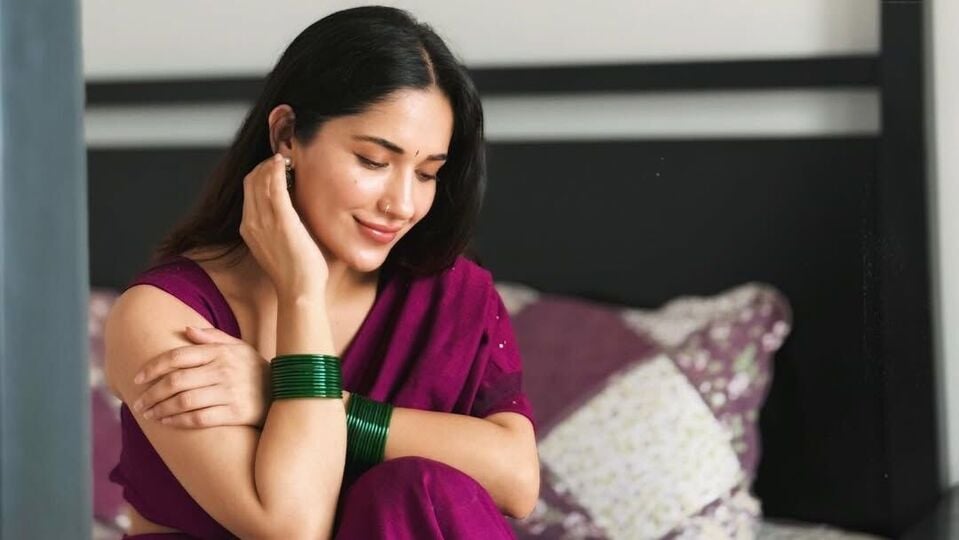 <p>ఎప్పుడు బోల్డ్ లుక్స్‌లో హీట్ పెంచేసే తెలుగు హీరోయిన్ రుహాని శర్మ ఈసారి చీరలో పద్దతిగా కనిపించి గ్లామర్ ట్రీట్ ఇచ్చింది. </p>(Instagram/Ruhani Sharma)