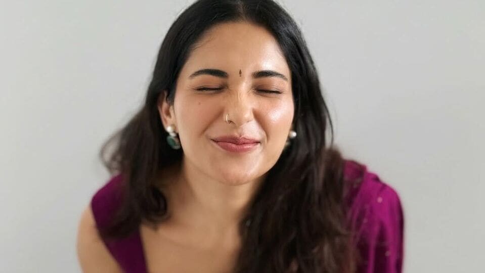 <p>షేడ్స్ పర్పలు కలర్ చీర కట్టుకున్న రుహాని శర్మ స్లీవ్‌లెస్ బ్లౌజ్‌లో అట్రాక్ట్ చేసింది. ముక్కుకు ముక్కెర పెట్టుకుని మరింత అందంగా కనిపించింది. </p>(Instagram/Ruhani Sharma)