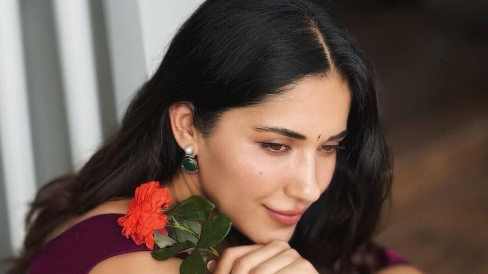 <p>చేతిలో ఫ్లవర్ పట్టుకుని బాపు బొమ్మలా పోజు ఇచ్చిన రుహాని శర్మ తెలుగులో చిలసౌ సినిమాతో హీరోయిన్‌గా పరిచయం అయింది. అప్పుడప్పుడు ఇన్‌స్టాగ్రామ్‌లో బోల్డ్, హాట్, గ్లామర్ ఫొటోలతో అట్రాక్ట్ చేస్తుంటుంది రుహాని శర్మ.</p>(Instagram/Ruhani Sharma)