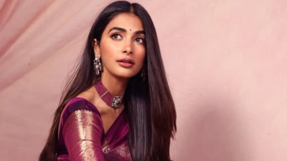 <p>కొన్నేళ్లుగా పూజ హెగ్డేకు తెలుగులో అవకాశాలు రావడం లేదు. ఆమె తమిళం, హిందీలో వరుస సినిమాల్లో యాక్ట్ చేస్తోంది. తమిళంలో జన నాయకన్, కాంచన 4 సినిమాలు చేస్తున్న పూజ.. హిందీలో హై జవానీ తో ఇష్క్ హోనా హై మూవీ చేస్తోంది. </p>(x)