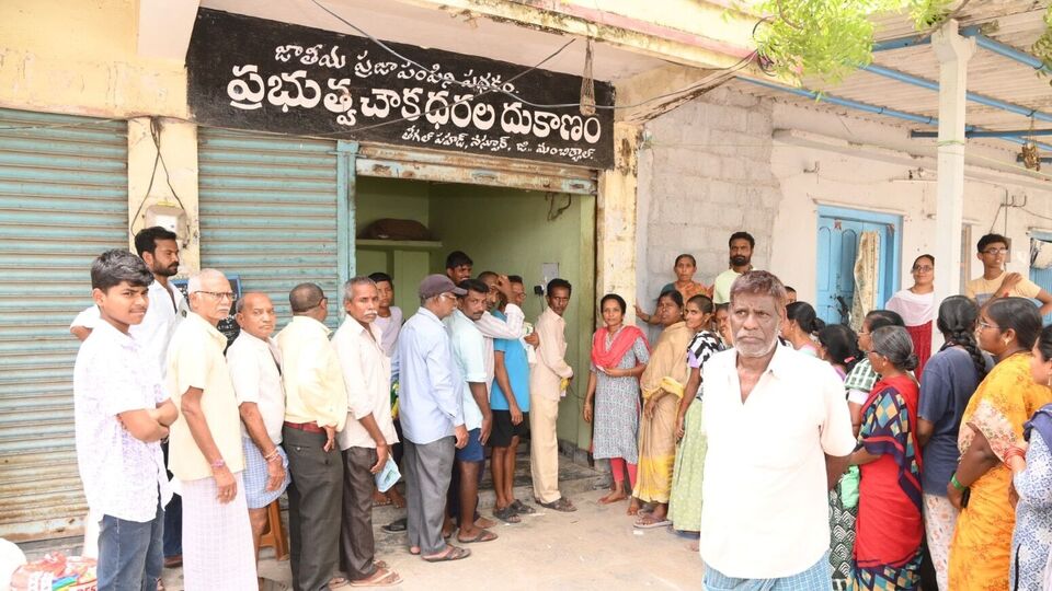 <p>తెలంగాణలోని కార్డుదారులకు ప్రస్తుతం సన్నబియ్యం ఇస్తున్నారు. 2025 ఏప్రిల్ 1న ముఖ్యమంత్రి రేవంత్ రెడ్డి ఈ పథకాన్ని ప్రారంభించారు. కుటుంబంలో ఒక్కో వ్యక్తికి నెలకు 6 కిలోల చొప్పున సన్న బియ్యాన్ని అందజేస్తున్నారు. సన్నబియ్యం ఇస్తుండటంతో… రేషన్ కార్డుదారులు హర్షం వ్యక్తం చేస్తున్నారు.</p>