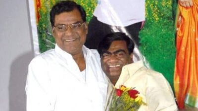 <p>కోట శ్రీనివాసరావు అంటే వెంటనే గుర్తు వచ్చేది బాబు మోహన్. కోట శ్రీనివాసరావు బాబు మోహన్ కాంబినేషన్లో వచ్చిన సినిమాలు, కామెడీ సీన్స్ ఎవర్ గ్రీన్ అని చెప్పుకోవచ్చు. రియల్ లైఫ్లో కూడా వీరిద్దరి మధ్య దృఢమైన స్నేహం ఉంది. </p> <p>కోట శ్రీనివాసరావు అంటే వెంటనే గుర్తు వచ్చేది బాబు మోహన్. కోట శ్రీనివాసరావు బాబు మోహన్ కాంబినేషన్లో వచ్చిన సినిమాలు, కామెడీ సీన్స్ ఎవర్ గ్రీన్ అని చెప్పుకోవచ్చు. రియల్ లైఫ్లో కూడా వీరిద్దరి మధ్య దృఢమైన స్నేహం ఉంది. </p>