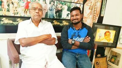 <p>దిగ్గజ నటుడు కోట శ్రీనివాసరావుకి ఎంతో మంది అభిమానులు ఉన్నారు. వారిలో ఒకరు ఇలా కోటతో ఫొటో దిగి అభిమానాన్ని చాటుకున్నారు. </p> <p>దిగ్గజ నటుడు కోట శ్రీనివాసరావుకి ఎంతో మంది అభిమానులు ఉన్నారు. వారిలో ఒకరు ఇలా కోటతో ఫొటో దిగి అభిమానాన్ని చాటుకున్నారు. </p>