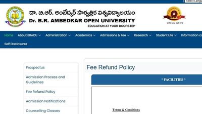 <p>ఆన్ లైన్ అప్లికేషన్ ఫీజుతో పాటు ట్యూషన్ ఫీజును ఆన్లైన్ విధానంలో చెల్లించాల్సి ఉంటుంది. క్రెడిట్/డెబిట్ కార్డు ద్వారా ఏపీ, టీఎస్ ఆన్లైన్ సెంటర్ ల ఈ ప్రాసెస్ చేసుకోవచ్చు. ఆయా కోర్సులను బట్టి ఫీజులు ఉంటాయి. అధికారిక సైట్ <a href="https://braou.ac.in/index#gsc.tab=0" target="_blank">https://braou.ac.in/index#gsc.tab=0</a> లో వివరాలను కూడా పొందుపరిచారు.</p> <p>ఆన్ లైన్ అప్లికేషన్ ఫీజుతో పాటు ట్యూషన్ ఫీజును ఆన్లైన్ విధానంలో చెల్లించాల్సి ఉంటుంది. క్రెడిట్/డెబిట్ కార్డు ద్వారా ఏపీ, టీఎస్ ఆన్లైన్ సెంటర్ ల ఈ ప్రాసెస్ చేసుకోవచ్చు. ఆయా కోర్సులను బట్టి ఫీజులు ఉంటాయి. అధికారిక సైట్ <a href="https://braou.ac.in/index#gsc.tab=0" target="_blank">https://braou.ac.in/index#gsc.tab=0</a> లో వివరాలను కూడా పొందుపరిచారు.</p>