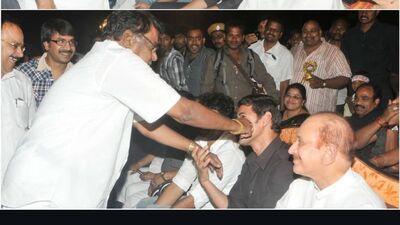 <p>సూపర్ స్టార్ కృష్ణ కుటుంబానికి కోట శ్రీనివాసరావుకు మంచి సంబంధం ఉంది. ఓ ఈవెంట్లో మహేశ్ బాబును కోట చనువుతో బుగ్గ గిల్లాడు. దానికి మహేశ్ బాబు నవ్వుతూ స్పందించాడు. ఆ పక్కనే సూపర్ స్టార్ కృష్ణ, ఆయన భార్య విజయనిర్మల, డైరెక్టర్ శ్రీనువైట్ల ఉన్నారు. </p> <p>సూపర్ స్టార్ కృష్ణ కుటుంబానికి కోట శ్రీనివాసరావుకు మంచి సంబంధం ఉంది. ఓ ఈవెంట్లో మహేశ్ బాబును కోట చనువుతో బుగ్గ గిల్లాడు. దానికి మహేశ్ బాబు నవ్వుతూ స్పందించాడు. ఆ పక్కనే సూపర్ స్టార్ కృష్ణ, ఆయన భార్య విజయనిర్మల, డైరెక్టర్ శ్రీనువైట్ల ఉన్నారు. </p>