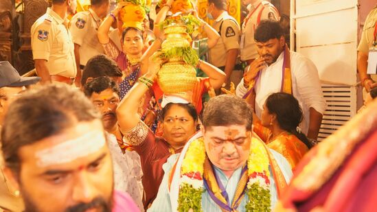తెలంగాణ ప్రభుత్వం తరఫున మంత్రి పొన్నం ప్రభాకర్ దంపతులు అమ్మవారికి పట్టు వస్త్రాలు, తొలి బోనం సమర్పించారు. అనంతరం అమ్మవారి సన్నిధిలో ప్రత్యేక పూజలు నిర్వహించారు. పూజారుల నుంచి ఆశీర్వచనం పొందారు. 