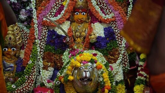 తెల్లవారుజాము నుంచే భక్తులు భారీగా తరలివస్తున్నారు. గుడి వద్ద భక్తులకు ఇబ్బందులు లేకుండా ప్రత్యేకంగా క్యూలైన్లు ఏర్పాటు చేశారు. 
