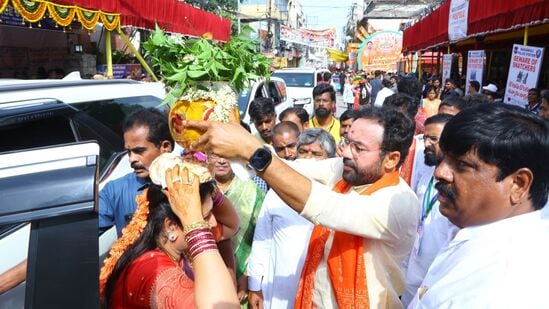  సికింద్రాబాద్ ఉజ్జయిని మహంకాళీ బోనాల సందర్భంగా కేంద్రమంత్రి కిషన్ రెడ్డి దంపతులు అమ్మవారికి బోనం సమర్పించారు. 