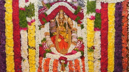 సికింద్రాబాద్ లష్కర్ బోనాల సందర్భంగా ఇవాళ ఉదయం 6 గంటల నుంచి జూలై 15 మంగళవారం ఉధయం 6 గంటలవరకూ మందు దుకాణాలు మూసివేసి ఉంటాయి  బార్లు, వైన్ షాపులు, కల్లుదుకాణాలు మూసివేయాలని నగర సీపీ  ఉత్తర్వులు జారీ చేశారు. ఈ ఆదేశాలను ఉల్లంఘిస్తే కఠిన చర్యలు తప్పవని హెచ్చరించారు.  