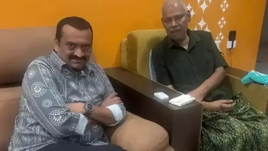 వృద్ధాప్యంతో బాధపడుతున్న కోట శ్రీనివాసరావును నిర్మాత, నటుడు బండ్ల గణేష్ వెళ్లి పరామర్శించారు. ఆ సమయంలో తీసుకున్న ఫొటో ఇది.