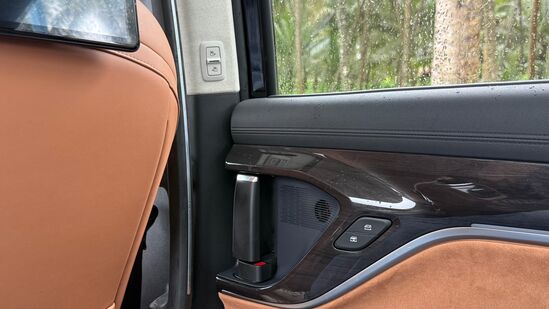 11 కిలోవాట్ల ఛార్జర్ ఉపయోగించి సుమారు 8.5 గంటల్లో బ్యాటరీని 5 శాతం నుంచి 100 శాతం వరకు పూర్తిగా ఛార్జ్ చేయవచ్చని ఎంజీ తెలిపింది. ఎంజీ ఎం9 డీసీ ఫాస్ట్ ఛార్జింగ్​కి మద్దతు ఇస్తుంది, బ్యాటరీ కేవలం 30 నిమిషాల్లో 30 శాతం నుంచి 80 శాతానికి వెళ్లడానికి అనుమతిస్తుంది.