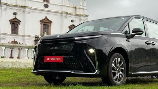 ఎంజీ ఎం9 డిజైన్ అద్భుతంగా ఉంది. ఇది క్లోజ్డ్ ట్రాపెజోయిడల్ గ్రిల్​ను కలిగి ఉంది. పదునైన, ప్రొజెక్టర్-శైలి ఎల్​ఈడీ హెడ్​లైట్లను బంపర్​లో దగ్గర అమర్చారు. పైన, స్లిమ్ ఫుల్-వెడల్పు ఎల్​ఈడీ డైటైమ్​ రన్నింగ్​ లైట్ బార్ ఫాసియా అంతటా విస్తరించి ఉంది, ఇది టర్న్ ఇండికేటర్లుగా కూడా అవుతుంది. క్రోమ్ ట్రిమ్ హెడ్ లైట్ క్లస్టర్​లను వివరిస్తుంది. దిగువ బంపర్​కు అనుసంధానించి ఉంటుంది,