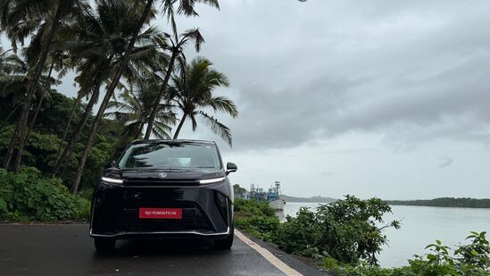 ఎంజీ ఎం9 ఈవీలో 90 కిలోవాట్ల లిథియం అయాన్ బ్యాటరీ ప్యాక్​ను అమర్చారు, ఇది ఒక్కసారి ఛార్జ్ చేస్తే 500 కిలోమీటర్ల వరకు ప్రయాణించగలదు. ఫ్రంట్-మౌంటెడ్ ఎలక్ట్రిక్ మోటార్ 241 బీహెచ్​పీ, 350 ఎన్ఎమ్ టార్క్ ఉత్పత్తి చేస్తుంది, ఇది ఎంపీవీ గరిష్టంగా గంటకు 180 కిలోమీటర్ల వేగాన్ని అందుకుంటుంది.