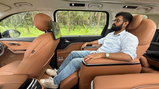 సీట్లు చాలా సౌకర్యవంతంగా ఉన్నాయి. ఇవి ఫుల్లీ ఎలక్ట్రికల్లీ అడ్జెస్టెబుల్​ సీట్లు. హీటెడ్ ఫంక్షన్, మసాజ్ కూడా లభిస్తాయి!