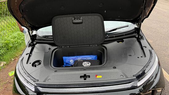 ముందు, ఛార్జర్, పంక్చర్ రిపేర్ కిట్, వార్నింగ్ ట్రయాంగిల్ నిల్వ చేయడానికి ఉపయోగించే ఒక చిన్న ఫ్రాంక్ ఉంది. బానెట్​కు హైడ్రాలిక్ స్ట్రట్స్ కూడా ఉంటాయి, 