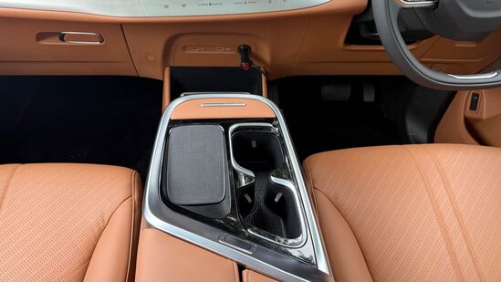 చుట్టూ సాఫ్ట్ టచ్ మెటీరియల్స్ ఉపయోగించడంతో ఇంటీరియర్ క్వాలిటీ చాలా బాగుంది. వైర్ లెస్ ఛార్జర్, రెండు కప్​ హోల్డర్లు, ఒక సెంటర్ కన్సోల్, ఎక్కువ వస్తువులను నిల్వ చేయడానికి మధ్యలో స్థలం ఉంది.