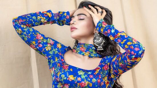 జబర్దస్త్ వర్ష మరోసారి హాట్ పొజులతో అదరగొట్టింది. బ్యూటీఫుల్ ఫొటోలను ఇన్ స్టాగ్రామ్ లో పోస్టు చేసింది. ఈ పిక్స్ లో వర్ష అదిరిపోయింది. 