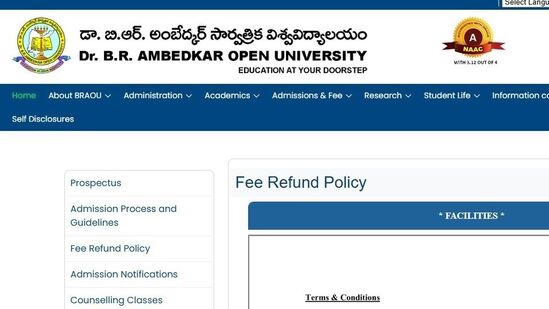 ఆన్ లైన్ అప్లికేషన్ ఫీజుతో పాటు ట్యూషన్‌ ఫీజును ఆన్‌లైన్‌ విధానంలో చెల్లించాల్సి ఉంటుంది. క్రెడిట్/డెబిట్ కార్డు ద్వారా ఏపీ, టీఎస్ ఆన్లైన్ సెంటర్ ల ఈ ప్రాసెస్ చేసుకోవచ్చు. ఆయా కోర్సులను బట్టి ఫీజులు ఉంటాయి. అధికారిక సైట్ https://braou.ac.in/index#gsc.tab=0  లో వివరాలను కూడా పొందుపరిచారు.