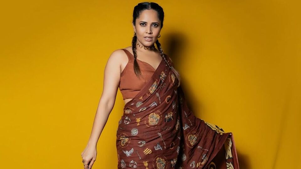 <p>అనసూయ భరద్వాజ్ గ్లామర్ ఫొటోలు ఇన్‌స్టాగ్రామ్‌లో వైరల్ కావడంతో నెటిజన్స్ పలు విధాలుగా కామెంట్స్ చేస్తున్నారు. “డ్రామా జూనియర్స్‌లోకి క్వీన్ ఎంట్రీ అయింది”, “జాంపండులా ఉన్నావే బుల్లి”, “మళ్లీ జబర్దస్త్‌లోకి ఎంట్రీ ఎప్పుడు?” అంటూ కామెంట్స్‌తోపాటు లవ్, ఫైర్ ఎమోజీలను షేర్ చేస్తున్నారు నెటిజన్స్.</p>(Instagram/Anasuya Bharadwaj)