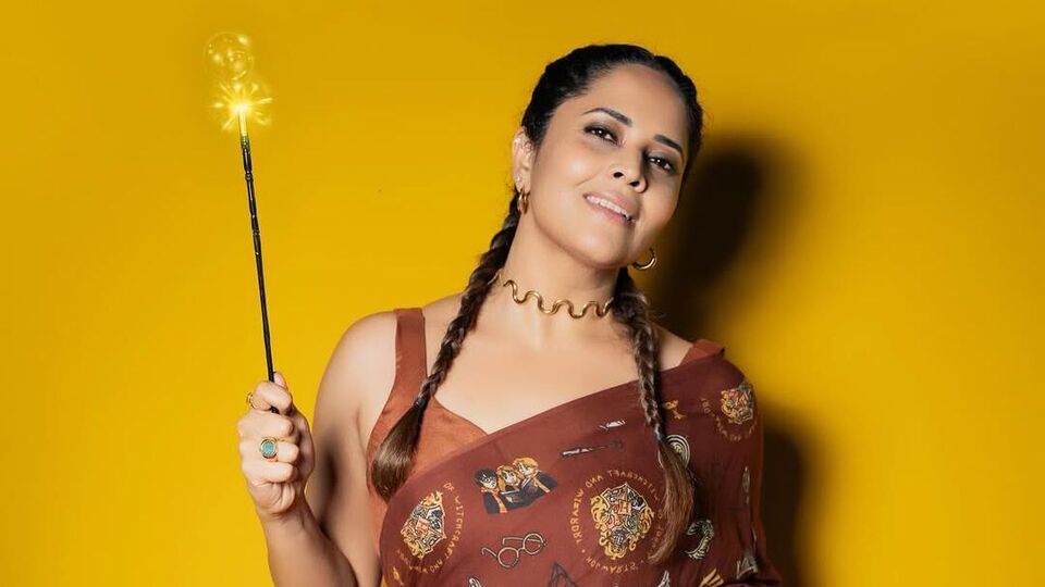 <p>చేతిలో హ్యారీ పోటర్ మ్యాజిక్ స్టిక్ పట్టుకుని అందాలతో మాయజాలం చేసింది బ్యూటిఫుల్ అనసూయ భరద్వాజ్. డిఫరెంట్ పోజులతో గ్లామర్ షో చేసింది అనసూయ. </p>(Instagram/Anasuya Bharadwaj)