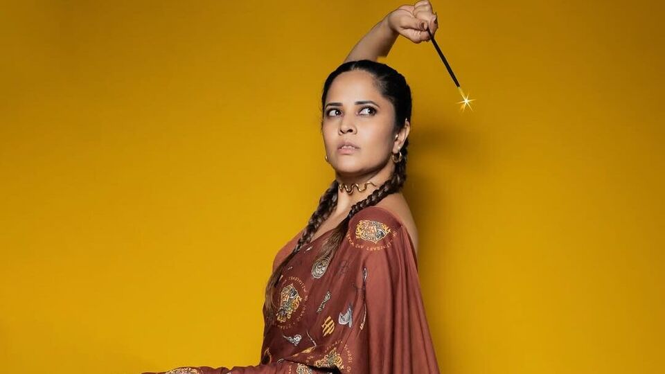 <p>ఇప్పుడు డ్రామా జూనియర్స్ సీజన్ 8లో జడ్జ్‌గా వ్యవహరించినుంది అనసూయ భరద్వాజ్. అందుకే చిన్న పిల్లల్లా మారి హ్యారి పోటర్ మ్యాజిక్ స్టిక్‌తో లేటెస్ట్‌గా ఫొటోషూట్ చేసింది అనసూయ.</p>(Instagram/Anasuya Bharadwaj)