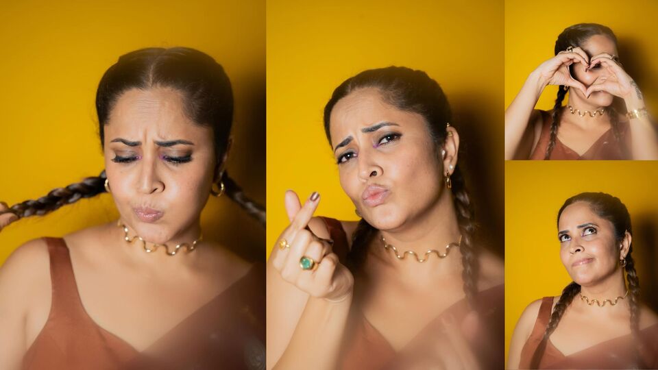 <p>బుల్లితెర నుంచి వెండితెరకు వెలిగిన తారల్లో యాంకర్ అనసూయ భరద్వాజ్ ఒకరు. ప్రస్తుతం సినిమాల్లో కీలక పాత్రలతో అదరగొడుతోంది అనసూయ భరద్వాజ్.<br> </p>(Instagram/Anasuya Bharadwaj)