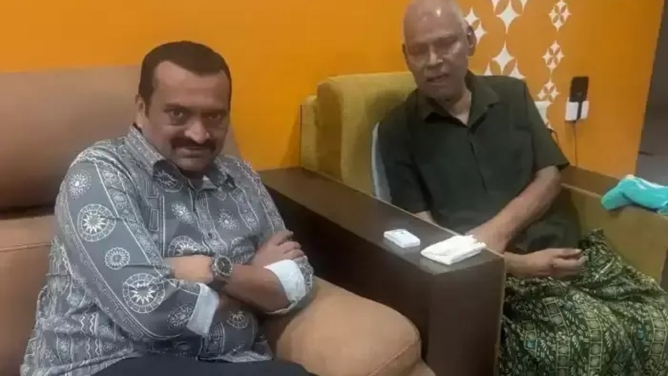 <p>వృద్ధాప్యంతో బాధపడుతున్న కోట శ్రీనివాసరావును నిర్మాత, నటుడు బండ్ల గణేష్ వెళ్లి పరామర్శించారు. ఆ సమయంలో తీసుకున్న ఫొటో ఇది.</p>