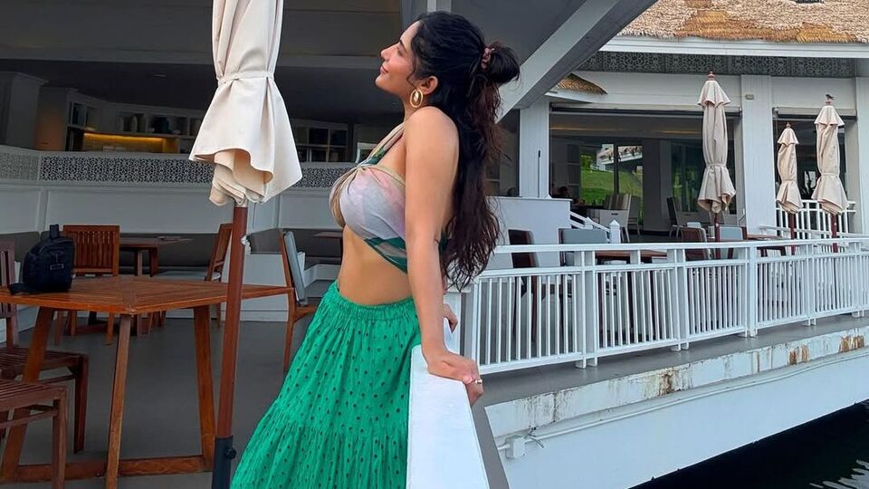 <p>టాలీవుడ్ హాట్ హీరోయిన్లలో బ్యూటిఫుల్ రుహాని శర్మ ఒకరు. చి.ల.సౌ సినిమాతో తెలుగులో హీరోయిన్‌గా ఎంట్రీ ఇచ్చింది రుహాని శర్మ. </p>(Instagram/Ruhani Sharma)