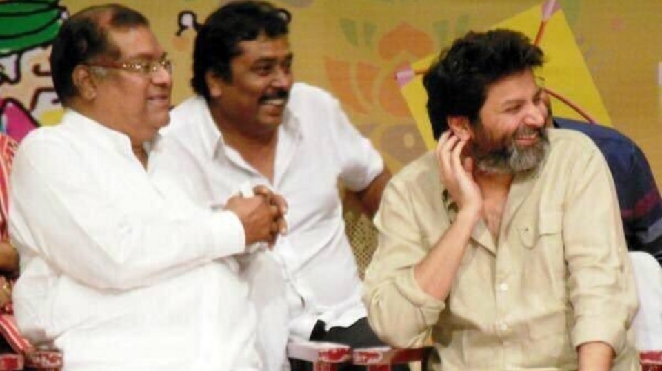 <p>మాటల మాంత్రికుడు త్రివిక్రమ్ శ్రీనివాస్‌తో దిగ్గజ నటుడు కోట శ్రీనివాసరావు ఇలా కనిపించారు. ఏదో సినిమా షూటింగ్ సమయంలో ఇలా ఇద్దరు కనిపించినట్లు తెలుస్తోంది. </p>