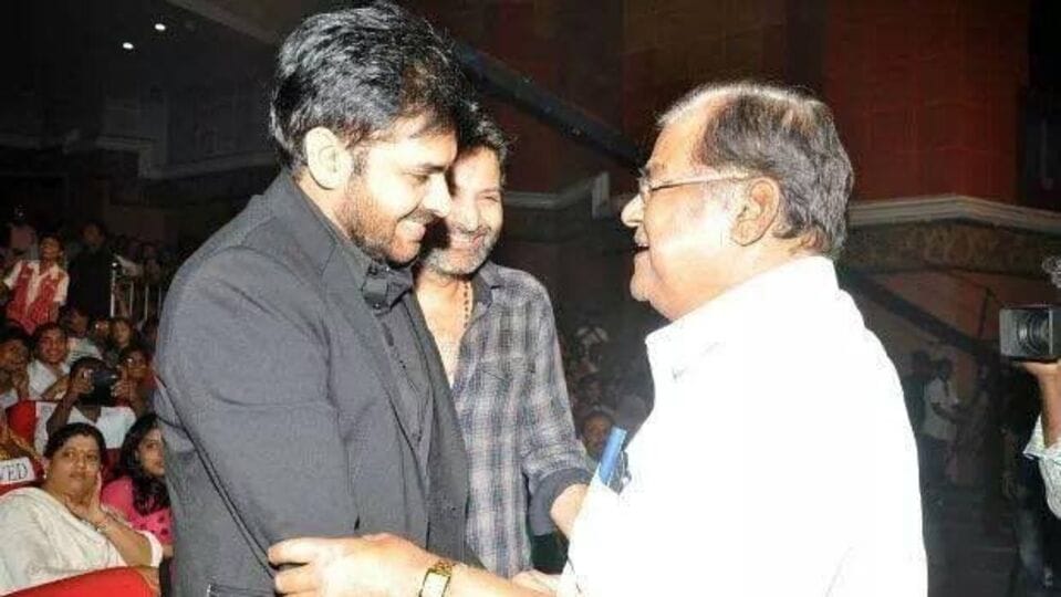 <p>పవర్ స్టార్, ఏపీ డిప్యూటీ సీఎం పవన్ కల్యాణ్‌తో కోట శ్రీనివాసరావు ఇలా ఆత్మీయంగా కలుసుకున్నారు. వారి పక్కనే త్రివిక్రమ్ శ్రీనివాస్ కూడా ఉన్నారు. </p>