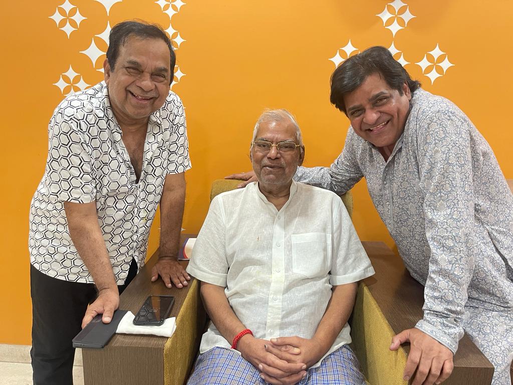 కోట శ్రీనివాసరావు వృద్ధాప్యంలో ఉన్నప్పుడు టాలీవుడ్ టాప్ కమెడియన్స్ బ్రహ్మానందం, అలీ వెళ్లి కలిశారు. ఈ సందర్భంగా ఇలా సన్నిహితంగా తీసుకున్న ఫొటో ఇది.