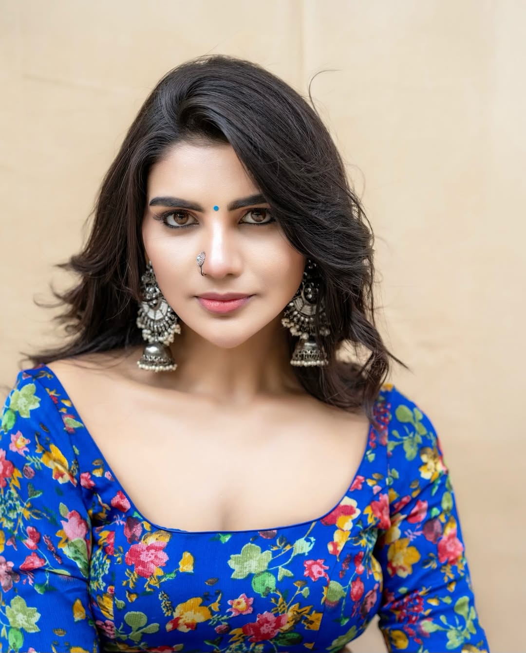కిల్లింగ్ లుక్స్ తో చంపేస్తోంది వర్ష. ఇన్ స్టాగ్రామ్ లో ఆమె రీసెంట్ ఫొటోలకు ఫ్యాన్స్ ఫిదా అవుతున్నారు. లవ్, ఫైర్ ఎమోజీలు పోస్టు చేస్తున్నారు. 