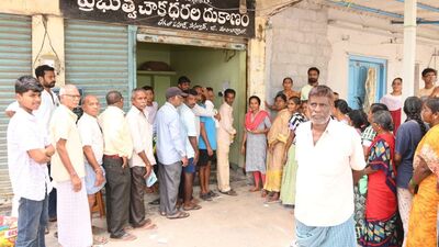 <p>రాష్ట్రంలో అర్హులైన ప్రతి లబ్ధిదారుడికి సంక్షేమ పథకాలు అందించడమే లక్ష్యంగా నిర్దేశించిన ప్రజా ప్రభుత్వం కొత్తగా ఈ రేషన్ కార్డులను జారీ చేయనుందని ప్రభుత్వం తాజాగా ప్రకటన విడుదల చేసింది. తిరుమలగిరిలో ఏర్పాటు చేసే బహిరంగ సభ వేదికగా లబ్ధిదారులకు కార్డులను పంపిణీ చేయనున్నట్లు ప్రకటించింది. </p> <p>రాష్ట్రంలో అర్హులైన ప్రతి లబ్ధిదారుడికి సంక్షేమ పథకాలు అందించడమే లక్ష్యంగా నిర్దేశించిన ప్రజా ప్రభుత్వం కొత్తగా ఈ రేషన్ కార్డులను జారీ చేయనుందని ప్రభుత్వం తాజాగా ప్రకటన విడుదల చేసింది. తిరుమలగిరిలో ఏర్పాటు చేసే బహిరంగ సభ వేదికగా లబ్ధిదారులకు కార్డులను పంపిణీ చేయనున్నట్లు ప్రకటించింది. </p>