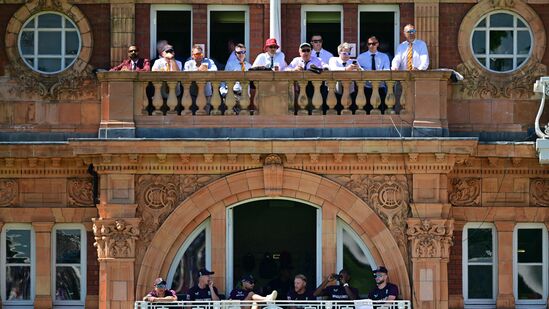 క్రికెట్ ప్రపంచంలోని చరిత్రాత్మక మైదానం లార్డ్స్ అధికారిక హ్యాండిల్ లార్డ్స్ క్రికెట్ గ్రౌండ్ నాలుగో రోజు మెనూ వివరాలను పోస్ట్ చేసింది. ఆటగాళ్ల డైనింగ్ రూమ్ లో నాలుగో రోజు ఎలాంటి లంచ్ తిన్నారో ఇది వెల్లడించింది. భారత్-ఇంగ్లండ్ టెస్టు నాలుగో రోజు ఆహారంలో 'దేశీ' ఫ్లేవర్ కనిపిస్తోంది.