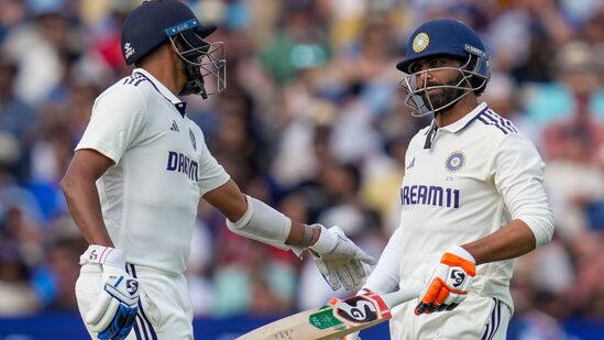 అసలుసిసలు టెస్ట్ క్రికెట్ మజాను రుచి చూపించిన లార్డ్స్ టెస్టులో ఇంగ్లండ్ 22 పరుగులతో గెలిచింది. రవీంద్ర జడేజా చివరి వరకు పోరాడినా.. అతనికి మిగిలిన బ్యాటర్ల నుంచి సరైన సహకారం లభించకపోవడంతో ఓటమి తప్పలేదు. ఈ గెలుపుతో ఇంగ్లండ్ ఐదు టెస్టుల సిరీస్ లో 2-1 లీడ్ సాధించింది.