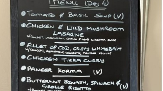 లార్డ్స్ టెస్టులో నాలుగో రోజు లంచ్ లో టమోటా-తులసి సూప్ ఉండటం విశేషం. ఆ తర్వాత చికెన్, వైల్డ్ మష్రూమ్ లాసాంజ్, కాడ్ ఫిల్లెట్, క్రిస్పీ వైట్బెట్ ఉన్నాయి. మన వాళ్ల కోసం స్థానిక రుచిని జోడించారు. చికెన్ టిక్కా కర్రీ, పనీర్ కోర్మా కూడా ఉన్నాయి. బటర్నట్ స్క్వాష్, బచ్చలికూర జిరోల్ రిసోటో కూడా ఉన్నాయి. దీనితో పాటు పప్పు, బాస్మతి రైస్, బంగాళాదుంప వంటకం, రొయ్యల చేపల వంటకం (మేరీ రోజ్ సాస్ తో రొయ్యలు) ఉన్నాయి. సమ్మర్ బెర్రీలతో మిక్స్డ్ వెజిటేబుల్ వంటకాలు, ఫ్రూట్ సలాడ్, గ్రీక్ పెరుగు జోడించారు.