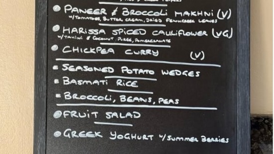 లార్డ్స్ మైదానంలో మూడో రోజు మెనూ: లార్డ్స్ లో మూడో రోజు లంచ్ మెనూ ఏంటో చూద్దాం. మొదట్లో రూట్ వెజిటేబుల్ సూప్ ఉంది. అప్పుడు సాల్మన్, ల్యాంబ్ డోపియాజా, పనీర్ / బ్రోకలీ మఖానీ, హారిస్సా మసాలా కాలిఫ్లవర్ ఉన్నాయి. శనగపిండి కర్రీ వంటకాలు, బంగాళాదుంప వంటకాలు, బాస్మతి రైస్, బ్రోకలీ, బీన్స్, కరివేపాకు కూర కూడా ఉన్నాయి. ఫ్రూట్ సలాడ్, సమ్మర్ బెర్రీలతో కూడిన గ్రీక్ పెరుగును చివర్లో జోడించారు.