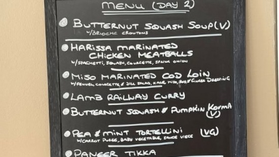 లార్డ్స్ లో 2 వ రోజు లంచ్ మెనూ: లార్డ్స్ లో రెండవ రోజు లంచ్ మెనూ బటర్నట్ స్క్వాష్ సూప్ తో ప్రారంభమైంది. తరువాత మెనూలో హారిస్సా మారినేటెడ్ చికెన్ మీట్ బాల్, కాడ్ ఫిష్ డిష్, లాంబ్ రైల్వే కర్రీ ఉన్నాయి. ఈ 'రైల్వే కర్రీ'కి భారతీయ, ఆంగ్ల ఆహార సంస్కృతితో దగ్గరి సంబంధం ఉండటం గమనార్హం. ఈ రైల్వే కూర వంటకం భారతదేశంలో బ్రిటిష్ వలసరాజ్య కాలంలో మొదలైందని చెబుతారు. బ్రిటీష్ కాలంలో భారతదేశానికి మొదటి రైల్వే వచ్చినప్పుడే ఈ రెసిపీ వచ్చింది. అప్పట్లో సుదూర రైలులో ఫస్ట్ క్లాస్ బోగీలో ఉండే చికెన్ కర్రీని రైల్వే కర్రీ అనేవారు.