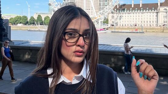 ఈ ఇద్దరి ఫొటోల్లోనూ లండన్ లోని ప్రముఖ టూరిస్ట్ ప్లేసెస్ బ్యాక్‌గ్రౌండ్ లో కనిపించడంతో ఫ్యాన్స్ కు ఈ ఇద్దరూ వెకేషన్ లో ఉన్నట్లు అర్థమైపోయింది.