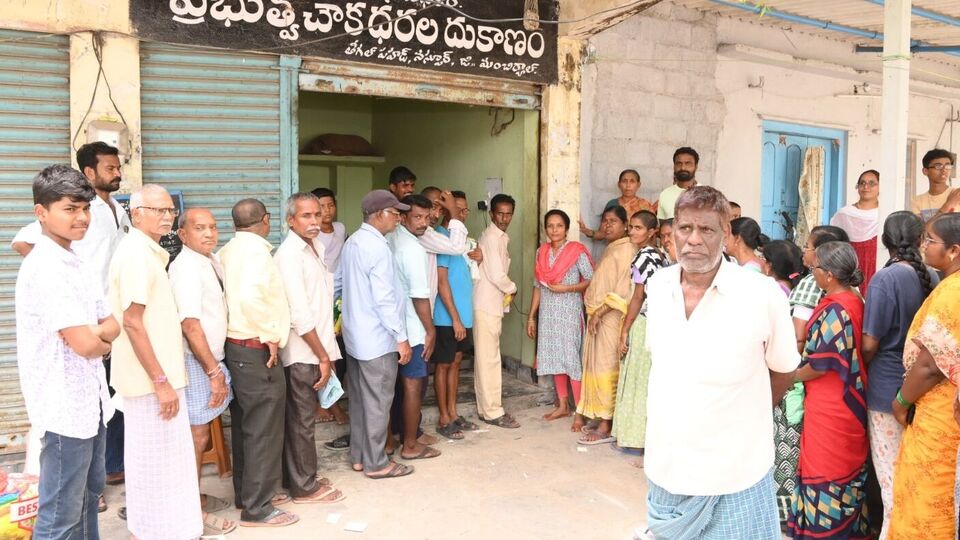 <p>రాష్ట్రంలో అర్హులైన ప్రతి లబ్ధిదారుడికి సంక్షేమ పథకాలు అందించడమే లక్ష్యంగా నిర్దేశించిన ప్రజా ప్రభుత్వం కొత్తగా ఈ రేషన్ కార్డులను జారీ చేయనుందని ప్రభుత్వం తాజాగా ప్రకటన విడుదల చేసింది. తిరుమలగిరిలో ఏర్పాటు చేసే బహిరంగ సభ వేదికగా లబ్ధిదారులకు కార్డులను పంపిణీ చేయనున్నట్లు ప్రకటించింది. </p>
