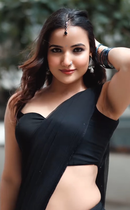 జూనియర్ సినిమాలోని వైరల్ వయ్యారి సాంగ్ సోషల్ మీడియాలో తెగ వైరల్ గా మారింది. ఇప్పుడు ఇదే సాంగ్ కు నల్ల చీరలో అదిరిపోయే డ్యాన్స్ చేసింది సిరి హనుమంతు.