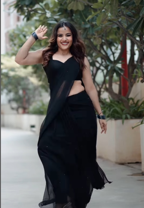 హాట్ బ్యూటీ సిరి హనుమంతు నల్ల చీరలో సెగలు రేపుతోంది. అందాలు విందు ప్రదర్శించేలా డ్యాన్స్ తో అదరగొట్టింది. 