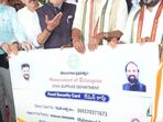 <p>రాష్ట్రవ్యాప్తంగా జూలై 13 వరకు వచ్చిన దరఖాస్తులన్నింటిని పరిశీలించి అప్రూవ్ చేయనున్నారు. సుమారు 5 లక్షల మందికి కొత్త కార్డులు ఇచ్చేందుకు సన్నద్ధమవుతున్నారు. ఇందులో భాగంగా నిన్నటి నుంచి కొత్త కార్డుల పంపిణీని ప్రారంభించారు.</p>