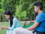 <p>ప్రతి సంబంధంలో తగాదాలు, వాదనలు ఉండటం సాధారణం. కానీ మీ భార్య నిరంతరం కోపంగా ఉన్నప్పుడు ఇంట్లో వాతావరణం కొంచెం తీవ్రంగా మారవచ్చు. మీరు కూడా కోపంగా రియాక్ట్ అవ్వకూడదు. మీ ఇద్దరి మధ్య సంబంధాన్ని తెలివిగా నిర్వహించడం ముఖ్యం. మొదట మీ భార్యను ఎలా శాంతపరచాలో, ఓదార్చాలో నేర్చుకోండి. ఆమె సంతోషంగా ఉంటే ఇంట్లో అంతా హ్యాపీగా ఉంటుంది.</p>