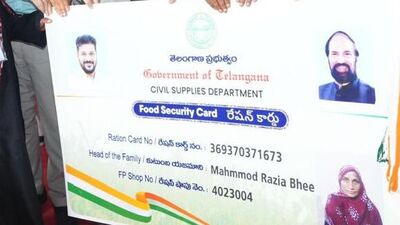 <p>రాష్ట్రవ్యాప్తంగా జూలై 13 వరకు వచ్చిన దరఖాస్తులన్నింటిని పరిశీలించి అప్రూవ్ చేయనున్నారు. సుమారు 5 లక్షల మందికి కొత్త కార్డులు ఇచ్చేందుకు సన్నద్ధమవుతున్నారు. ఇందులో భాగంగా నిన్నటి నుంచి కొత్త కార్డుల పంపిణీని ప్రారంభించారు.</p> <p>రాష్ట్రవ్యాప్తంగా జూలై 13 వరకు వచ్చిన దరఖాస్తులన్నింటిని పరిశీలించి అప్రూవ్ చేయనున్నారు. సుమారు 5 లక్షల మందికి కొత్త కార్డులు ఇచ్చేందుకు సన్నద్ధమవుతున్నారు. ఇందులో భాగంగా నిన్నటి నుంచి కొత్త కార్డుల పంపిణీని ప్రారంభించారు.</p>