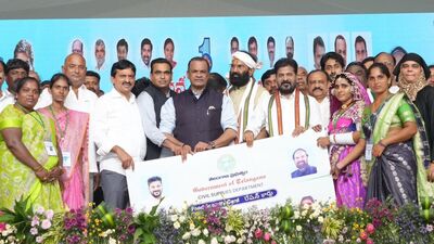 <p>కొత్త రేషన్ కార్డుల పంపిణీకి తెలంగాణ సర్కార్ శ్రీకారం చుట్టింది. జూలై 14వ తేదీ నుంచి రాష్ట్రవ్యాప్తంగా కొత్త కార్డుల పంపిణీ జరుగుతోంది. 3 లక్షలకుపైగా కార్డులను పంపిణీ చేస్తోంది.</p> <p>కొత్త రేషన్ కార్డుల పంపిణీకి తెలంగాణ సర్కార్ శ్రీకారం చుట్టింది. జూలై 14వ తేదీ నుంచి రాష్ట్రవ్యాప్తంగా కొత్త కార్డుల పంపిణీ జరుగుతోంది. 3 లక్షలకుపైగా కార్డులను పంపిణీ చేస్తోంది.</p>